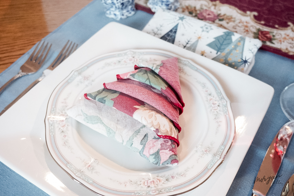 christmas tree napkin fold on place setting
